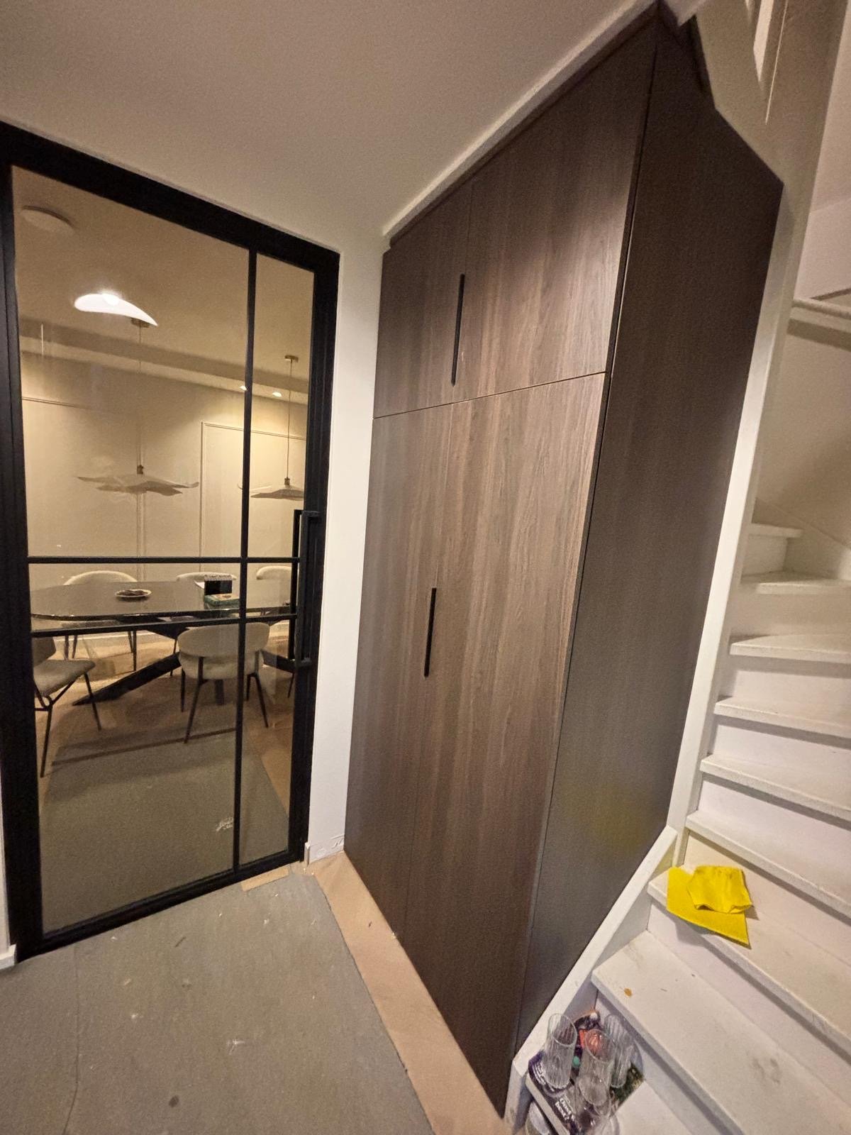 Maatwerk kastenwand in entree naast trap